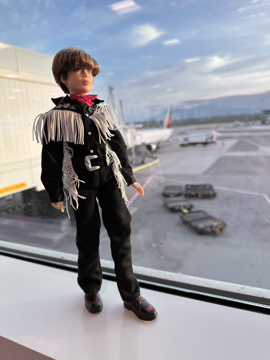 BTSypher7's tweet photo. HELLO VANCOUVER!! #yvr #minimin https://t.co/XfzJOj8KCO