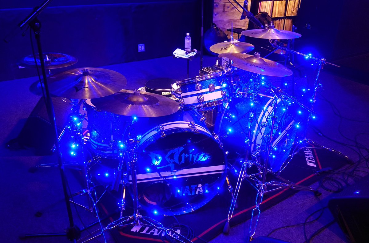 Taka_Lesser's tweet photo. Chiikoさんの Birthday Live にいってきた!!
Birthday Liveならではのドラムプレイを真後ろから観たり、ドラムを叩きながら歌を歌ったりとレアライブを
楽しみました(^^)
アフパもたくさんの美味しい料理とオリジナルカクテルを堪能しました。
#Chiiko #D_Drive
#BirthdayLive2025 https://t.co/LRw5dZkpY5