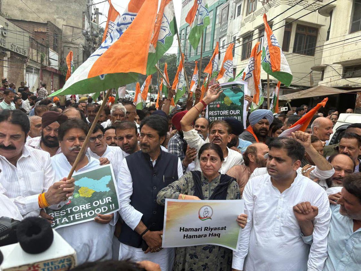 Scribe_Rahul's tweet image. The arrest of Jammu and Kashmir PCC and CLP along with agitating workers have given cannon-fodder to Congress just ahead of Monsoon session. Congress MPs to raise this issue along with full statehood tomorrow to corner Modi govt.