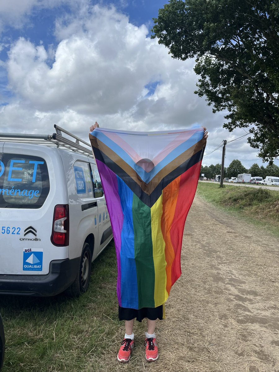 Interdit de rentrer sur le site du festival avec ce drapeau…. Une explication <a href="/Charrues/">Vieilles Charrues</a> ?