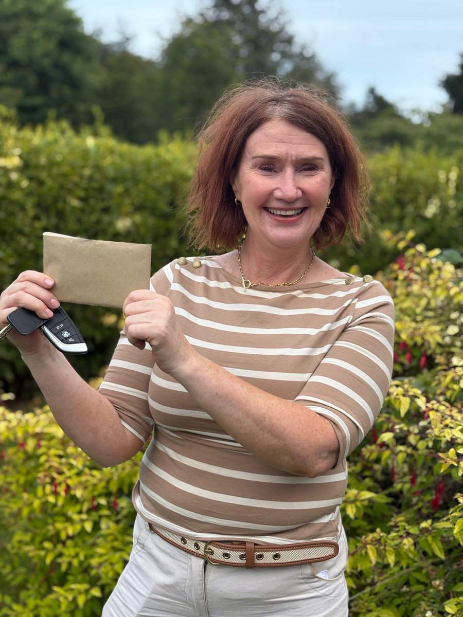 SlaneCommunity's tweet image. Delighted to present SCCs committee member Helen Sexton with €1000 in cash💶 . Well done Helen our July winner of our Grand Draw 👏 .