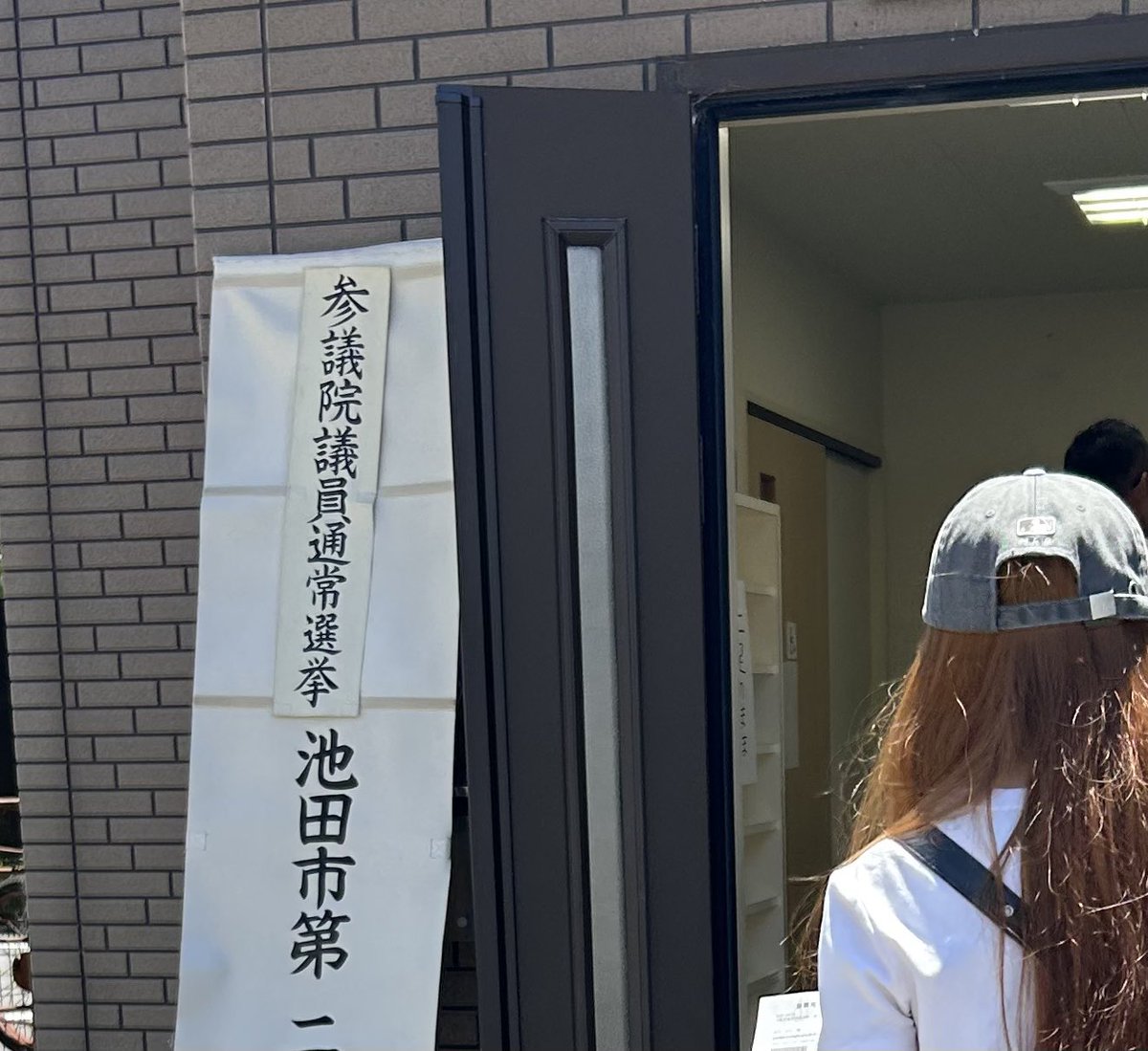 junko_okimoto's tweet image. 参議院議員選挙投開票日⭐︎
投票権をもつ子どもも一緒に投票所へ。
投票することの大切さ(投票を通じて、意思表示をする)を話す機会をもつ事ができます✨
夕方は、畑天満宮夏祭りにお伺いしました。
毎年恒例のサワガニ獲りは、子ども達に人気でした☺️
#若い世代も選挙へいこう
#次世代のために