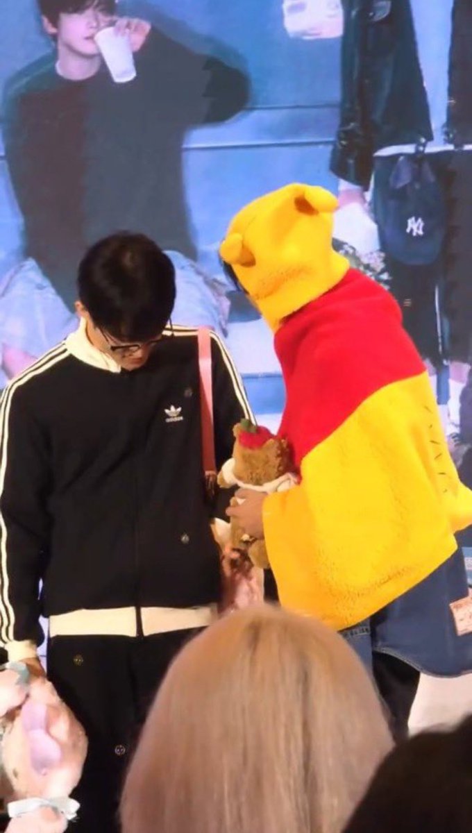 이거 왤케 웃기지 다른 얘들은 새끈한 팬싸템 홈마누나들이 준비해주시는데 해찬만 캐해 남달라서 멤버들 부러운듯 쳐다보는거

🪽✨💝💫❣️💞 해찬 ⭐️💖❤️‍🔥💓✨🌟🪽