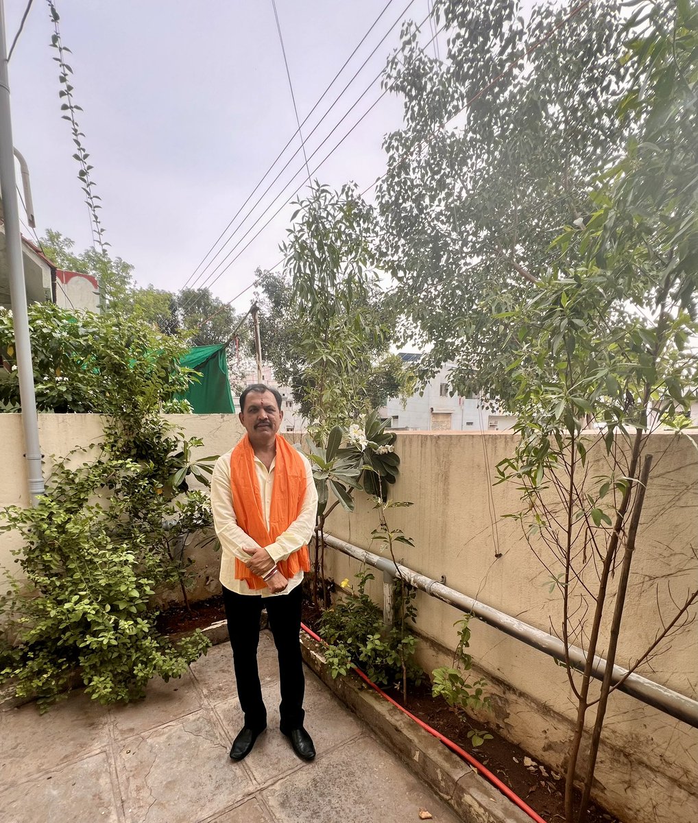 DrSanjaysinghK's tweet image. 🌲🌳 #वक्षारोपण 🌳🌲
अपने घर के आस पास और कॉलनी मे ४० पौधे लगाये ..
वटवृक्ष , निम , चाफा , सोनचाफा , पारीजातक , पिली कनेर, निंबु , करीपत्ता , कृष्णकमळ , स्वस्तिक ईत्यादी ..
हम सिर्फ भाषण नहीं करते ..
जमिन पर कार्य करते है ..
डॉ. संजयसिंह कछवाह
@Ugraveer8888 @bleedingcmty…