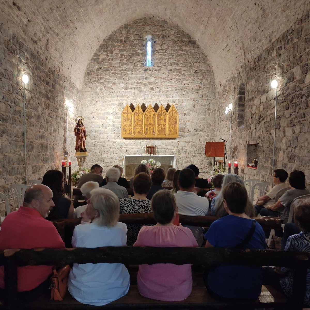 DiputacioGirona's tweet image. ⛪️ Coincidint amb l’Aplec de Santa Margarida de #VilobíOnyar, s’han inaugurat les obres de restauració de l’ermita.
✅ La #DdGi ha col•laborat en l’actuació, que ha consistit en reparar les fissures dels murs, eliminar pintades i substituir les peces de paviment interior…