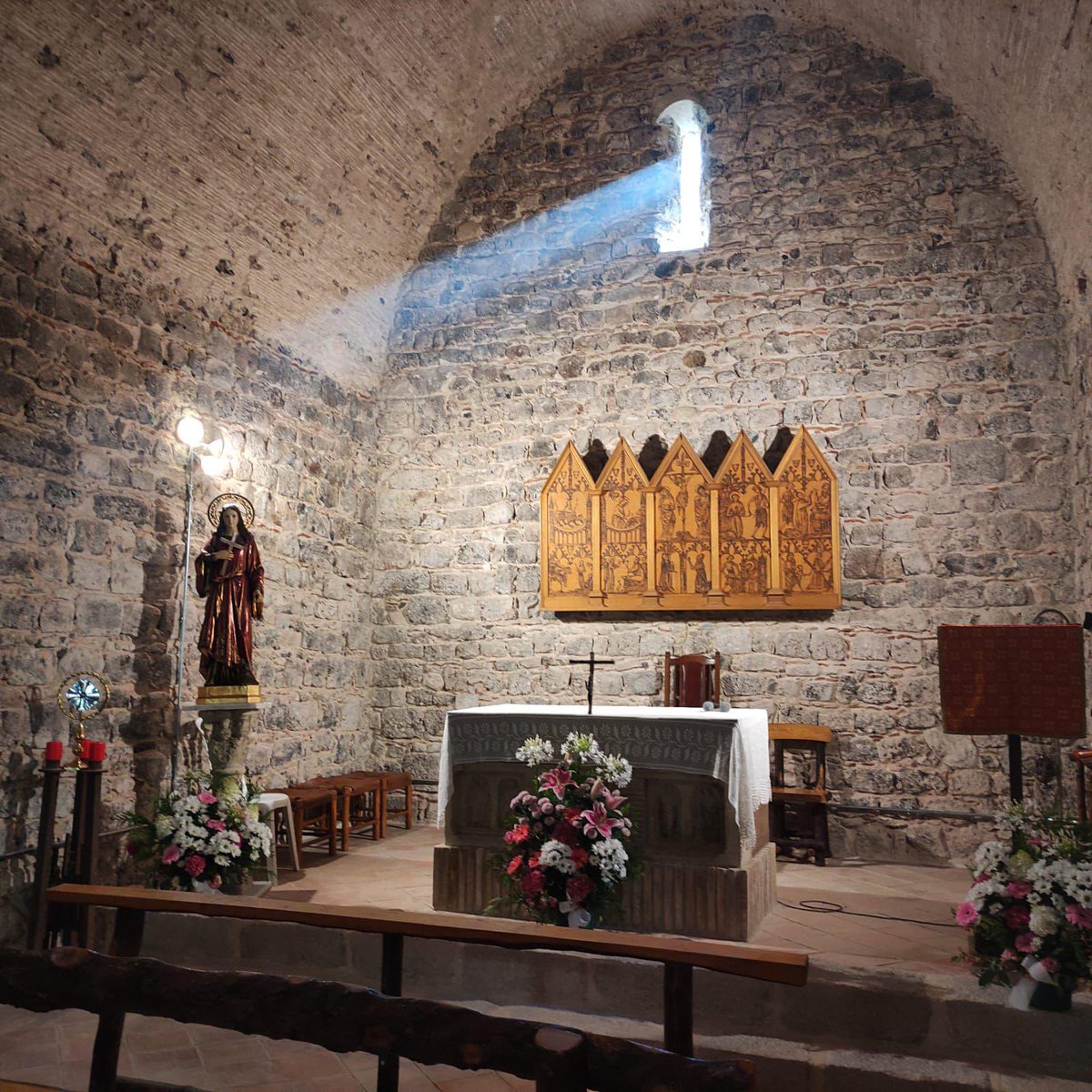 DiputacioGirona's tweet image. ⛪️ Coincidint amb l’Aplec de Santa Margarida de #VilobíOnyar, s’han inaugurat les obres de restauració de l’ermita.
✅ La #DdGi ha col•laborat en l’actuació, que ha consistit en reparar les fissures dels murs, eliminar pintades i substituir les peces de paviment interior…