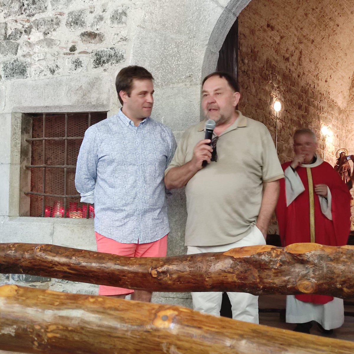 DiputacioGirona's tweet image. ⛪️ Coincidint amb l’Aplec de Santa Margarida de #VilobíOnyar, s’han inaugurat les obres de restauració de l’ermita.
✅ La #DdGi ha col•laborat en l’actuació, que ha consistit en reparar les fissures dels murs, eliminar pintades i substituir les peces de paviment interior…