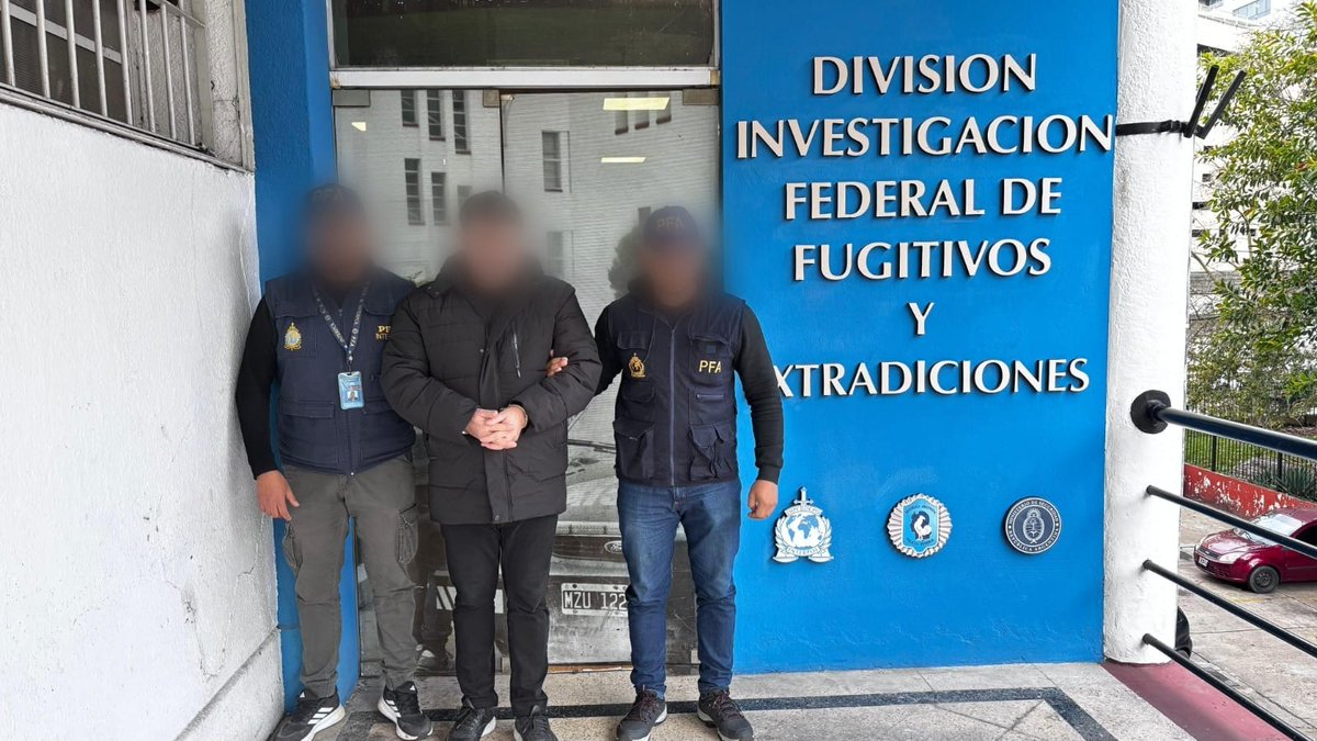 PatoBullrich's tweet image. Otro delincuente extranjero que expulsamos.
El DFI de la PFA detuvo en Colegiales a un paraguayo con pedido de captura internacional por abuso de menores.
A la Argentina no se viene más a buscar impunidad. Acá, el que las hace, las paga.