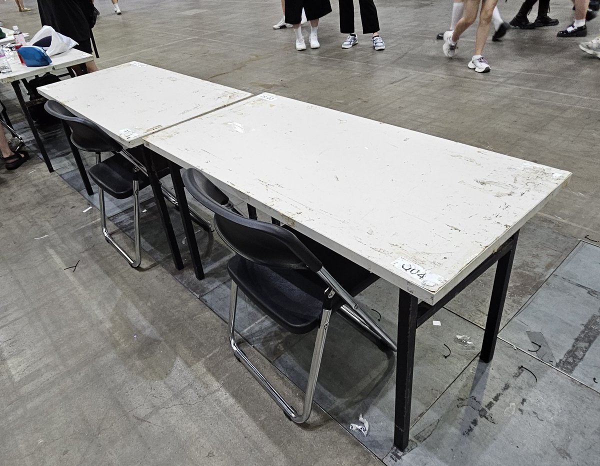BAMU2177's tweet image. 슝좍이 첫 행사 후기,,,

무조건 남을거라 생각한 굿즈들이 순식간에 완판 나는걸 보니 꿈인지 생시인지 모르겠더라구오,,,,

진짜 글로는 다 담을 수 없지만 과분한 관심에 크게 감동 받았습니다...ㅜㅜ

부스 오신 분들의 웃는 얼굴을 보는 것만으로도 너무 행복한 이틀이었고 좋은 추억이…