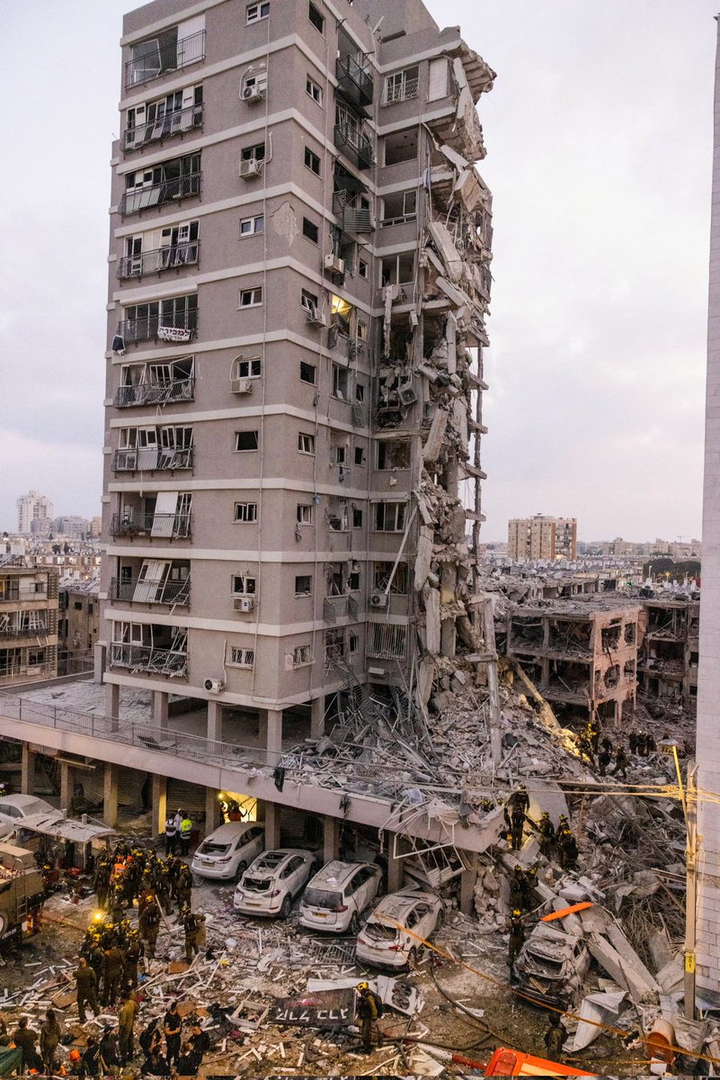 IRIran_Military's tweet image. 27 days after the ceasefire, Yedioth Ahronoth reported that just one Iranian missile completely destroyed 27 buildings, displacing 2,000 Zionists.
They can't cover up the case.