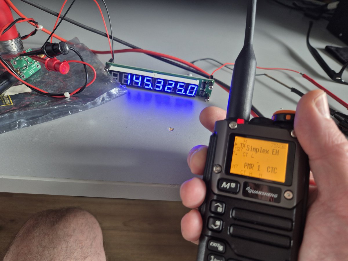 PE1RDP's tweet image. The PJL 8LED is a cheap #frequency #counter up to 2.4 GHz but isn't that sensitive
This was solved by adding a cheap #preamp which I found in the famous #junkbox 
Now, the counter picks up the signal from a few meter distance

#hamradio #hamr #AmateurRadio #measure #equipment
