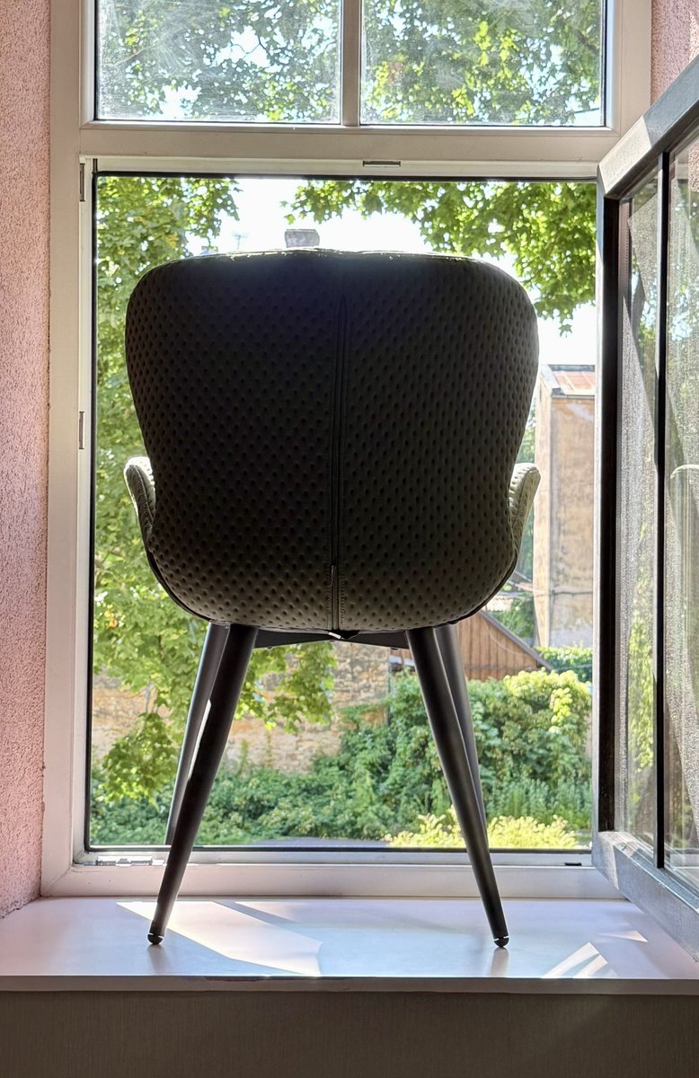 Man reizēm patīk apsēsties un vērot uz ielas notiekošo.
😉