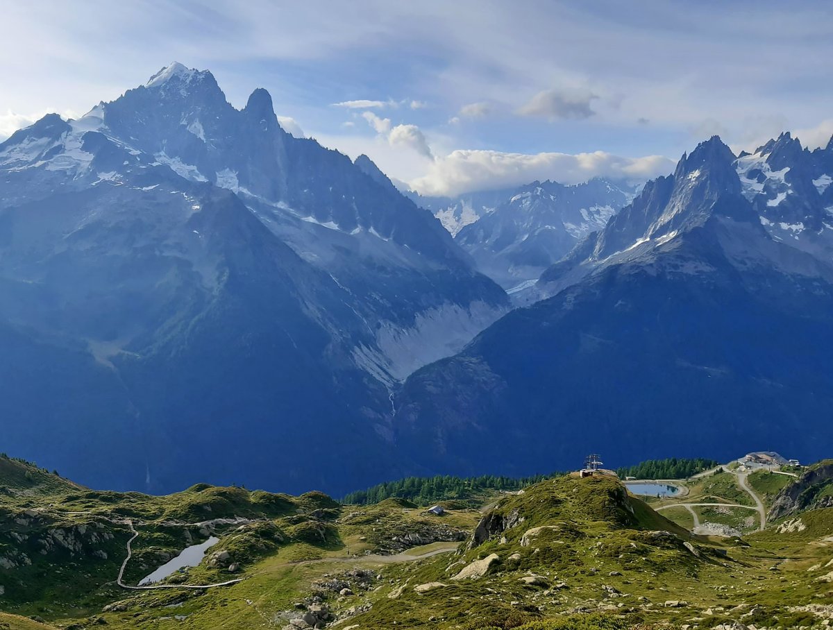 subfossilguy's tweet image. Aiguiile Verte and (former) Mer de Glace bed from La Flégère this morning! 😍
Here are the biggest glaciers of the rest of your life! 🙃
📷 @lomdumtblanc.bsky.social