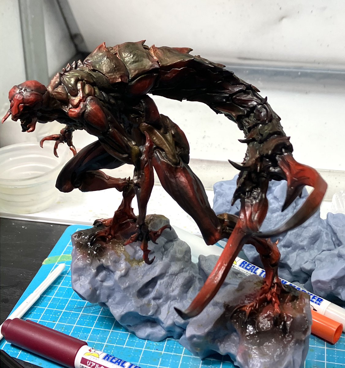 cr_plustic's tweet image. ハサミムシは、クリアー系色々とブラック系で調整、関節に明るい色乗せて一旦艶消し吹いたあと、リアルタッチマーカーでぼかし表現を色々入れました。
かっこよくなってきてる気がする!