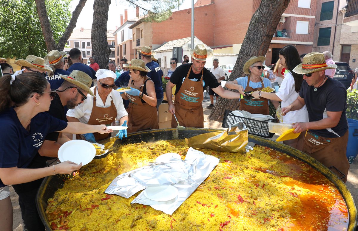 ToledoAyto's tweet image. 🥘 La Asociación de Vecinos ‘La Candelaria’ del barrio de Azucaica de #Toledo celebra un año más la tradicional paella en el Parque del Arenal, en el marco de sus fiestas de verano.