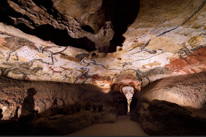 AlBlaineau's tweet image. Entre les parois ornées de la grotte Chauvet et celles de la grotte de Lascaux, il y a 18 000 ans d’écart