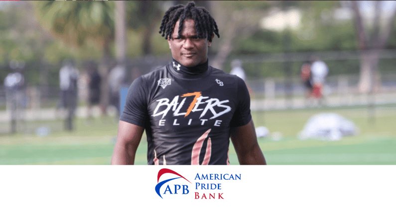 DawgsHQ's tweet image. Commitment Day Primer: 4⭐️RB Derrek Cooper is set to announce his college commitment tonight. Here’s all you need to know.
Story: on3.com/teams/georgia-…