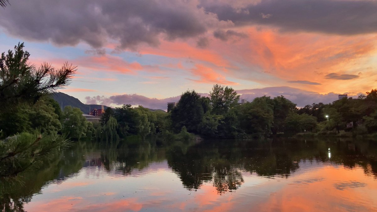仕事後の夕暮れ時に生温い空気の中を歩いて気分転換。
