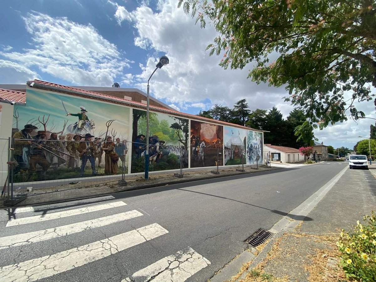 ❤️‍🔥⚜️Impressionnante fresque du général Charette inaugurée dans la ville de la Garnache, en Vendée !

François-Athanase Charette de la Contrie s'y était établi dans son logis de Fonteclose quand les paysans de Vendée vinrent le trouver pour en faire le général en chef de l'armée