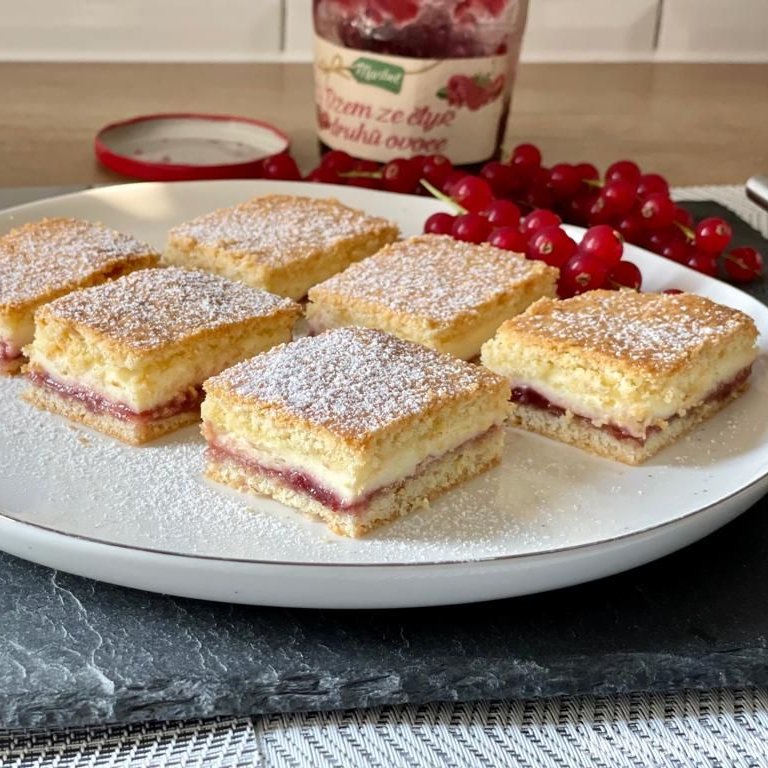 BakeEurope's tweet image. In Czech 🇨🇿 baking, tvaroh—a fresh farmer’s cheese—shows up in all kinds of pastries.
One of the best-known is tvarohové řezy: a layered cake with a tangy cheese filling. The base might be vanilla, chocolate, or nut—often with jam or fruit added to the filling.
Sound good?