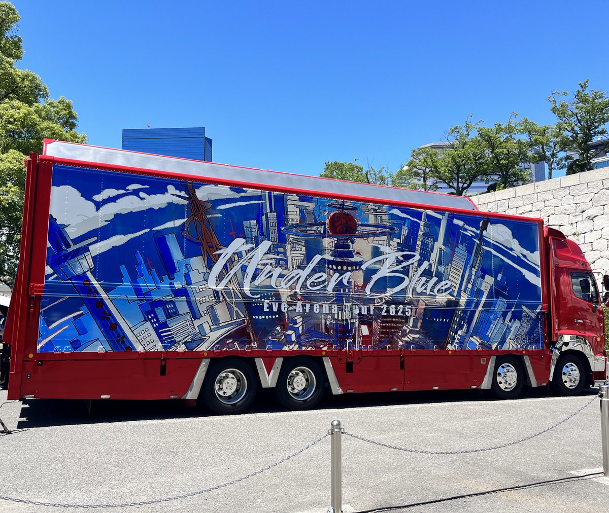 #UnderBlue
ライブとんでもなく最高だったー！ありがとうございます！！新曲聴けるなんて…まひるくんの声が聴けるなんて。Eveのライブの一体感半端ない！！！！