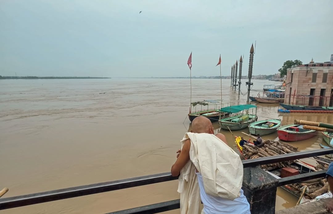 वाराणसी में एक बार फिर गंगा का जलस्तर घटने लगा है। शाम 6 बजे रिपोर्ट के अनुसार गंगा का जलस्तर 70.12 मीटर दर्ज किया गया है। 2 घंटे में गंगा का जलस्तर 2 सेंटीमीटर घटा है।