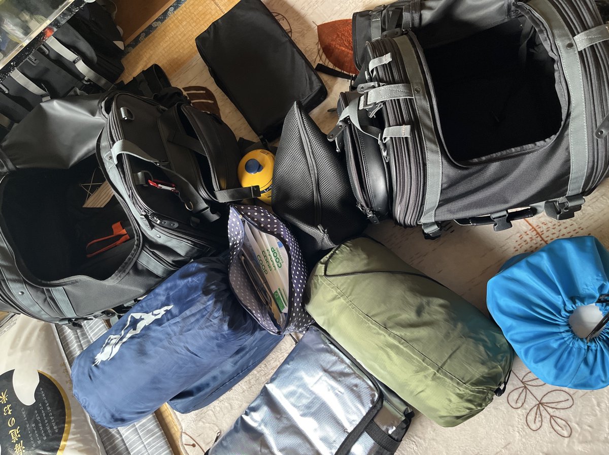 masyu41's tweet image. キャンツー出発の朝🌄
パッキングされたはずのキャンプ道具が散乱…
まさかの予約してたキャンプ場がピンポイントで雨☔️
道中も雨っぽいしみんなで話し合った結果
中止ですよ、ちゅ、う、し、😭
ピノキオも行く予定だったのにぃぃ!
天気予報不安定すぎ😟