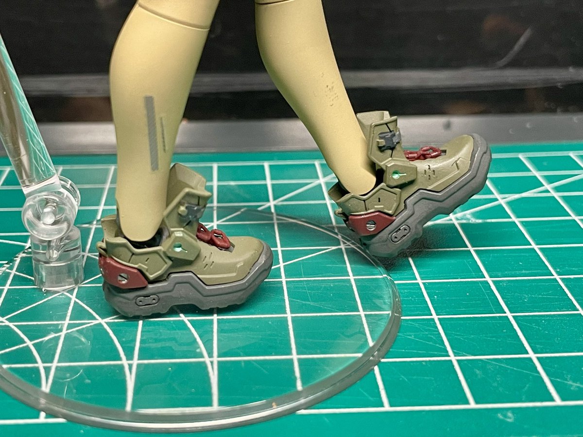 Blaze_On_Bloom's tweet image. 注文してたローちゃんのお靴が届いてたのでサクッと作製&塗装
あんこ社(@UC_KOUHOU )様のUCテックシューズです
ミリタリーテイストが魅力のグリーンを少し彩度低めにしてみました
オマケで貰ったハンディ扇風機は厚くなった胸部装甲の冷却に使うらしい