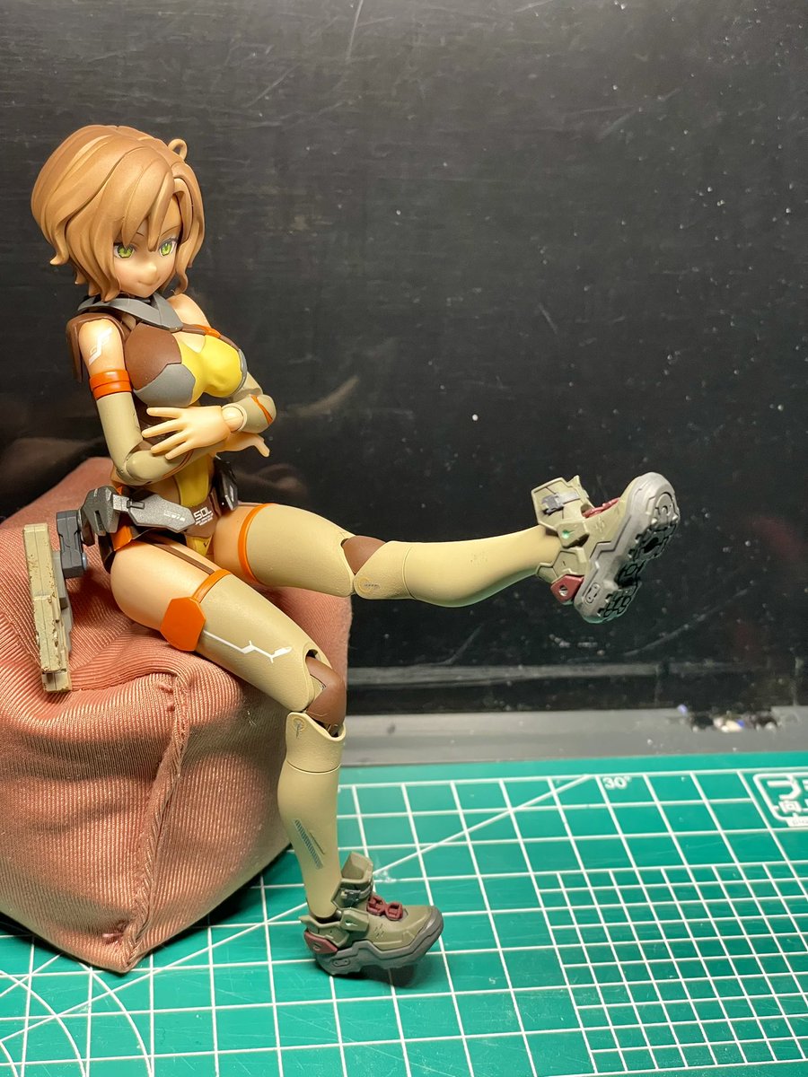 Blaze_On_Bloom's tweet image. 注文してたローちゃんのお靴が届いてたのでサクッと作製&塗装
あんこ社(@UC_KOUHOU )様のUCテックシューズです
ミリタリーテイストが魅力のグリーンを少し彩度低めにしてみました
オマケで貰ったハンディ扇風機は厚くなった胸部装甲の冷却に使うらしい