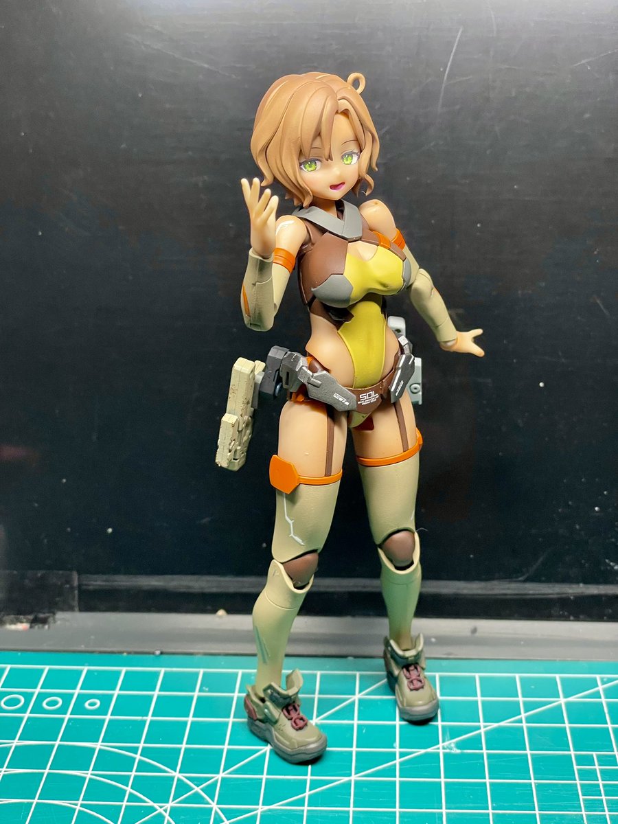 Blaze_On_Bloom's tweet image. 注文してたローちゃんのお靴が届いてたのでサクッと作製&塗装
あんこ社(@UC_KOUHOU )様のUCテックシューズです
ミリタリーテイストが魅力のグリーンを少し彩度低めにしてみました
オマケで貰ったハンディ扇風機は厚くなった胸部装甲の冷却に使うらしい