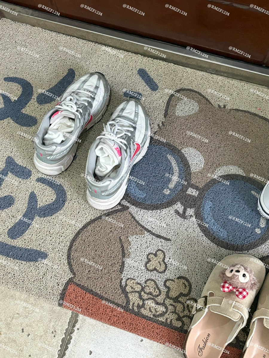 近段时间跑外卖兼职玩玩发现了不少宝藏地点
之前给P1这妹子送餐看到她正脸，戴圆眼镜很可爱，应该是附近的女大学生，当时只拍了张照片就走了。今天过去回访没想到有袜子，实在没忍住顺走了，只能说家花哪有野花香🥹
#扫楼 #打胶 #扫楼打胶 #射鞋 #白袜 #棉袜 #运动鞋 #原味 #恋足 #足控 #公寓