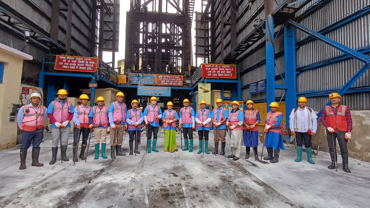 dc_dhanbad's tweet photo. झारखंड की मुख्य सचिव श्रीमती अलका तिवारी ने रविवार को #बीसीसीएल के पश्चिमी झरिया क्षेत्र के मुनिडीह प्रोजेक्ट अंतर्गत मुनिडीह कोलियरी में अंडरग्राउंड माइनिंग का भ्रमण किया। इस दौरान उन्होंने बीसीसीएल के पदाधिकारियों से सुरक्षा से संबंधित जानकारी प्राप्त की।
#Dhanbad
@BCCLofficial https://t.co/1FeZOTv4rH