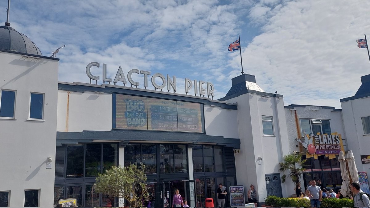 Beer on the pier! And it's the last one for us this year, Clacton. To the right at the pier entrance is quite a large bar, The Boardwalk, including outdoor areas. Once again no cask, we've rarely seen it on 9 we've visited sadly this time.