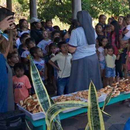 ▶️JA'ÚTA LA CHOCOLATE | ​🤩

Hoy se recuerda el día del Divino Niño Jesús.🩷

Sus devotos organizan en su honor rezos y meriendas para los niños, con chocolatada, caramelos y regalos, como si fuera un cumpleaños infantil.🥳