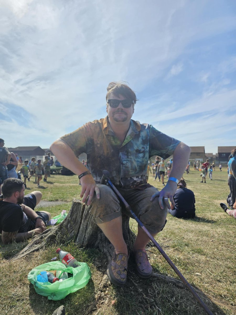DisabledJourno's tweet image. Me and the kids had a great time getting powdered paint thrown at us for their last day of school.
6 weeks of slightly later alarms now! 😅