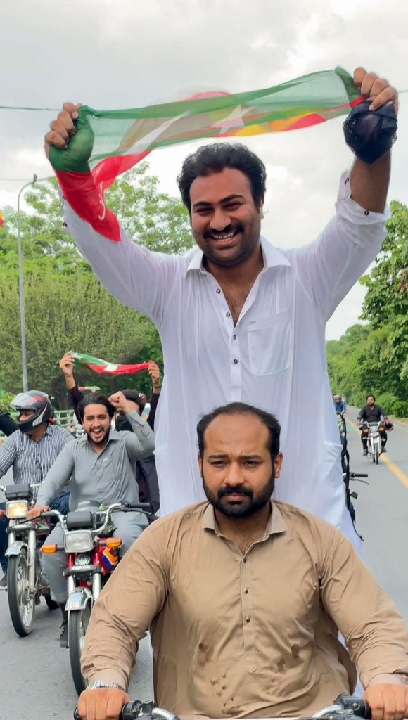 ملک بلال نذر ایڈوکیٹ (صدر انصاف یوتھ ونگ سیالکوٹ) اور دیگر کارکنان کو لاہور میں پرامن ریلی کے دوران گرفتار کرنا آئین، جمہوریت اور نوجوانوں کے اظہارِ رائے کے حق پر حملہ ہے!
میں اس سیاسی انتقام کی شدید مذمت کرتی ہوں اور مطالبہ کرتی ہوں کہ انہیں فوراً رہا کیا جائے۔