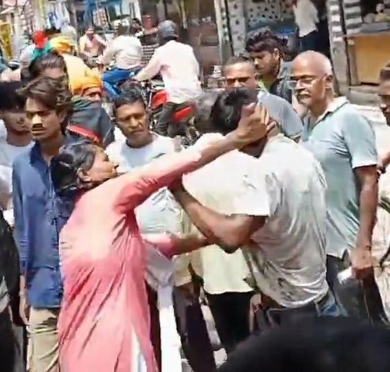 सोशल मीडिया पर वीडियो वायरल है. मनचला लड़की से छेड़खानी कर रहा था.

फूल अंगारे बन गयी. जी हैं, लड़की ने अपनी सुरक्षा और इज्जत के लिए मनचले लड़के से लड़ गयी.

कॉलर पकड़कर दो चार हाथ रख दिया.

बस में, ट्रैन में, सड़कों पर, बाजारों में लड़कियां अक्सर छेड़खानी का शिकार होती हैं. आज
