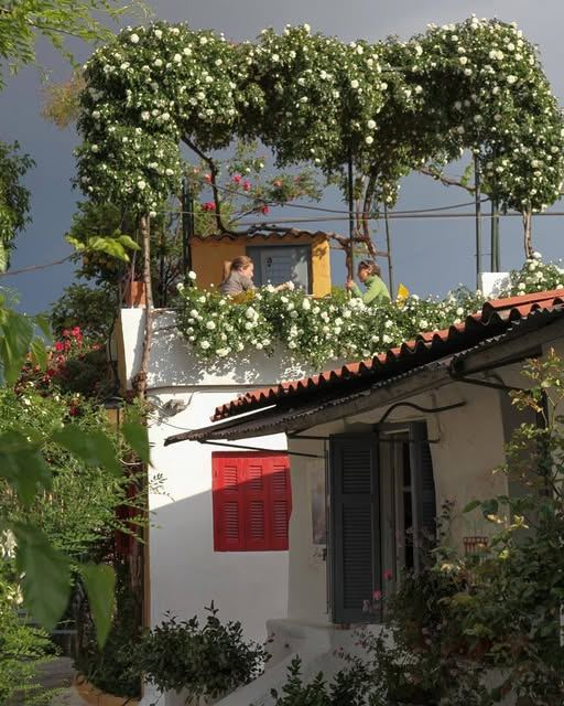 Αν είχαμε όσα θέλαμε τι θα μας έλειπε;
Κι αν δεν μας έλειπε τίποτα, τι θα επιθυμούσαμε;
Και τι αξία θα είχε η ζωή χωρίς πεθυμιές;
Όχι, να μου απαντήσεις.
Μ. Λουντέμης
Robert McCabe📷