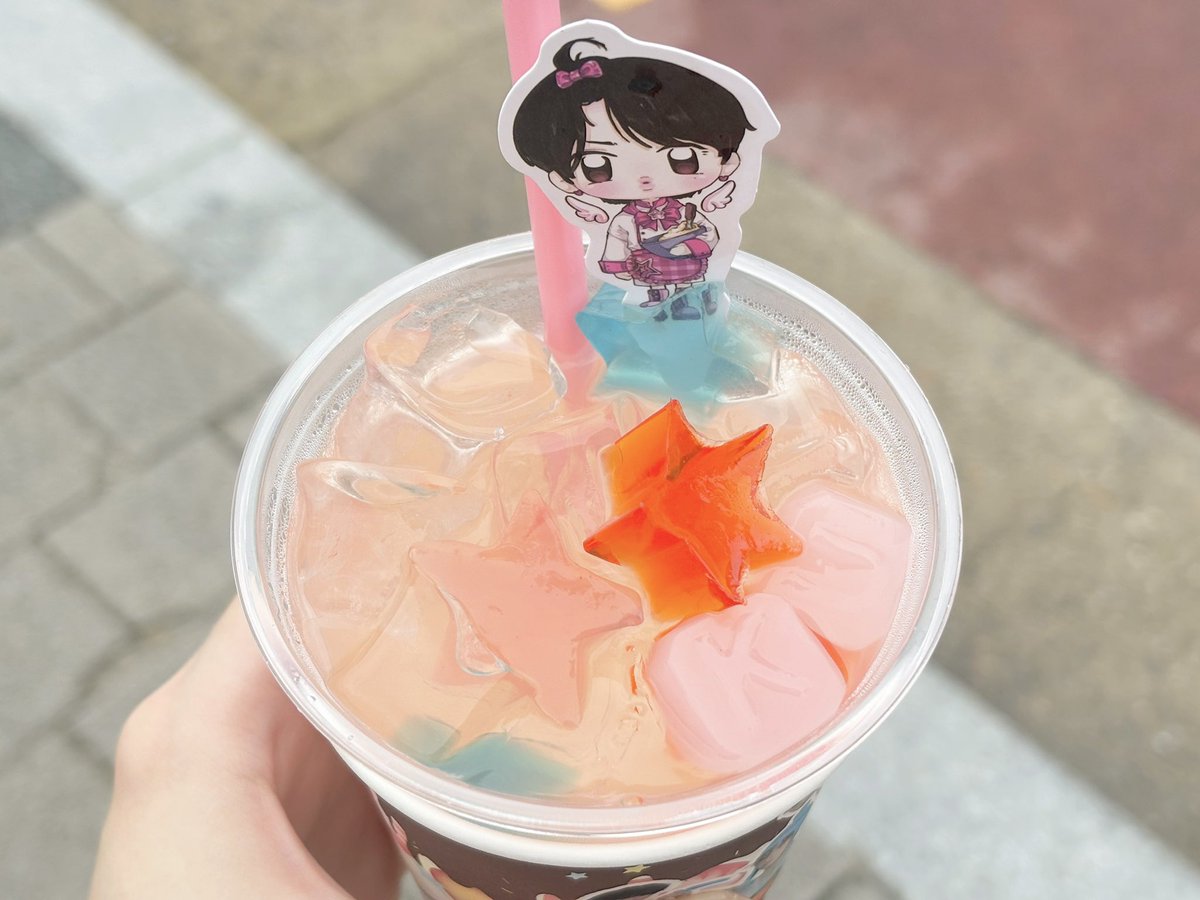 coomoring's tweet image. 음료 보고 기절··· 
귀여워··· 사실 2잔 사고 싶엇서TT...