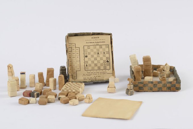 yadvashem's tweet image. #WorldChessDay
Herman Rautenberg, an anti-Nazi activist from Berlin, was sent to Dachau & then to Buchenwald; he made this chess game from scraps of paper he found there during his two-year imprisonment
Rautenberg was murdered in November 1939
More: bit.ly/4nMcuu6
