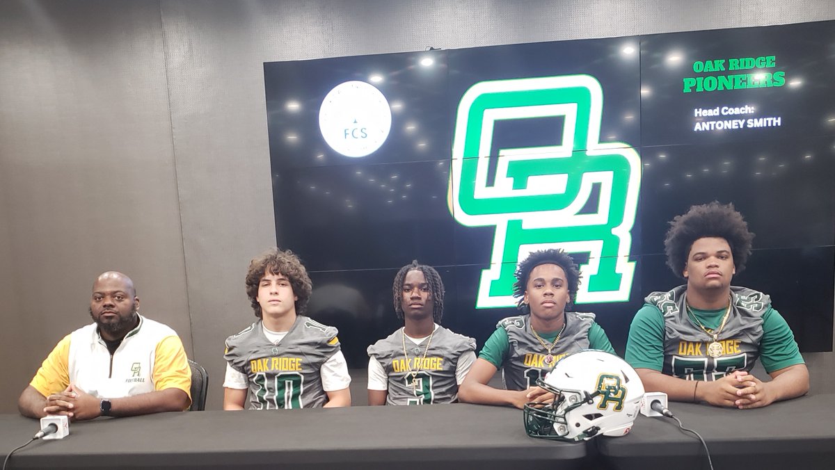 Dwight_XOS's tweet image. Catapult Sports got to see over 100 teams and 500 players in 3 days at Media Day. It is clear to see why recruiters fly into Orlando! Pic 1 is the new HC at Edgewater Eagles HS Patrick Downing. Pic 2 is HC Matt Hedrick HC at Bishop Moore Hornets. Pic 3 is HC Antony Smith at Oak…