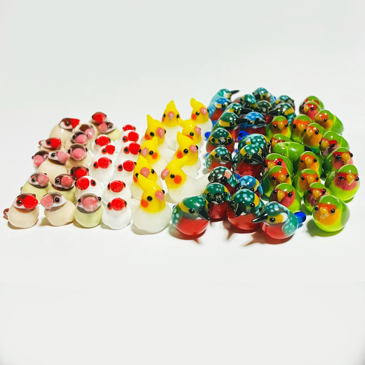 mpool_glass's tweet image. 今日はチェックして見に来てくださった方がたくさんいて嬉しかったです🥰
1点物のガラスのとんぼ玉です
お値段は1羽2750円〜5720円で、その場で色々な物に加工します
ペンダントにして3630円からです🕊️
明日まで
「#博物ふぇすてぃばる」
東京ビックサイト南1
10:00~16:30
ブースNO.B-67
#博ふぇす