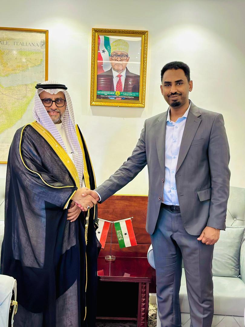 somalilandmfa's tweet image. The Director General of the @somalilandmfa, H.E. @mohamedabdirahm met with a high-level delegation led by the Director of the Arab-African Supreme Council for Economy to explore avenues for investment collaboration with Somaliland.