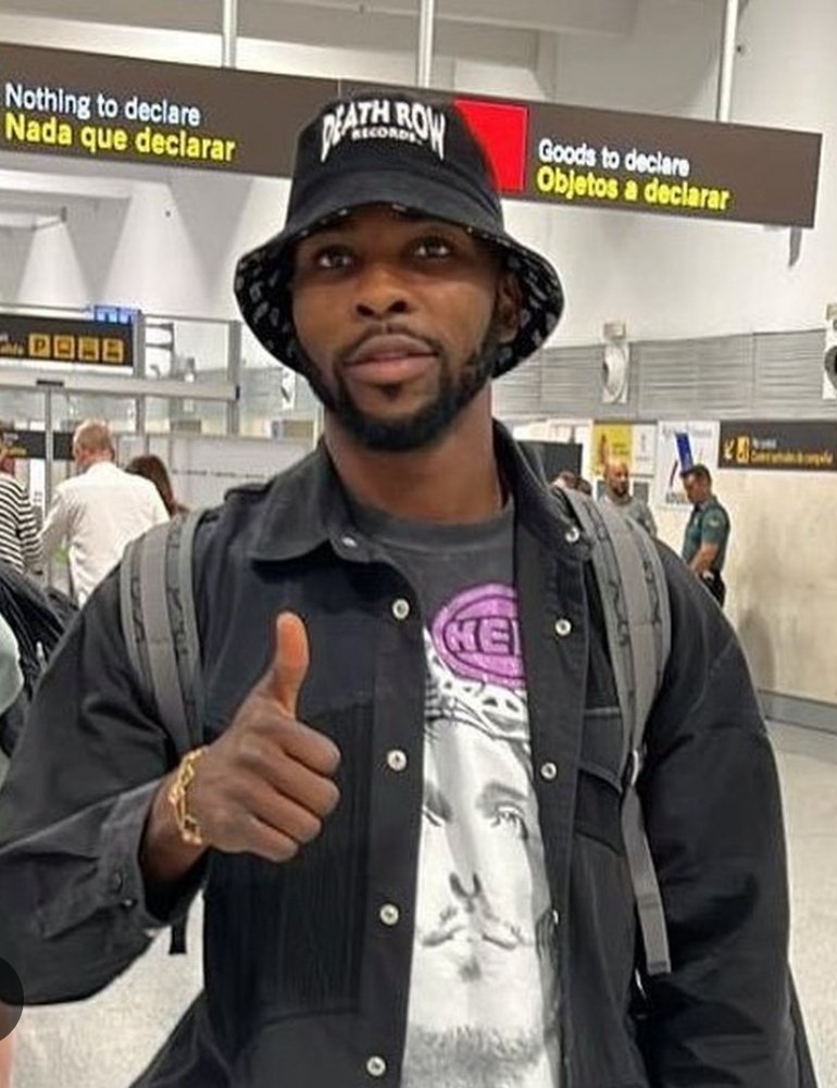 Cuando aterrizo iheanacho en el aeropuerto de Sevilla muchos pensamos que venía de turista y el tiempo nos ha dado la razón.  Vaya vacaciones que se está pegando,  ganando pasta sin trabajar.
Al perro flaco todo son pulgas