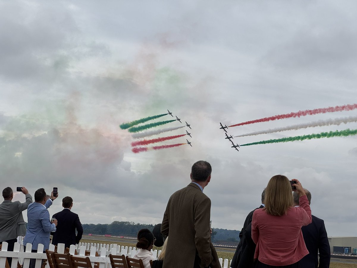 Amazing to see these icons of the 20th and 21st century together @ #RIAT yesterday. Breath taking displays of skill, showing just how risk management should be done!! Good drills <a href="/RoyalAirForce/">Royal Air Force</a> &amp; all contributors. Fab to see so many old friends too. <a href="/BritishArmy/">British Army 🇬🇧</a> <a href="/LANDCMD/">NATO Allied Land Command</a>