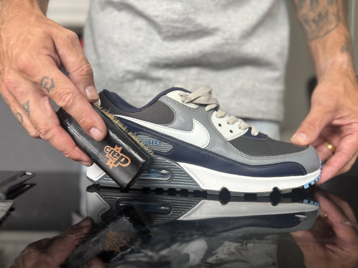 ryanskicks1's tweet photo. #KOTD AND #VIDEO HOW TO CLEAN YOUR #nikeairmax90 ps lay a cloth down so your wife don’t KICK OFF 😂 https://t.co/7C5IBUioWp she wasn’t impressed 👟👀🤯 hope your having a lovely Sunday all @Nike @nikestore @Crepprotectph #Nike #crepprotect #airmaxgang #sneakers #sneakerheads https://t.co/8TUoAiuLUE