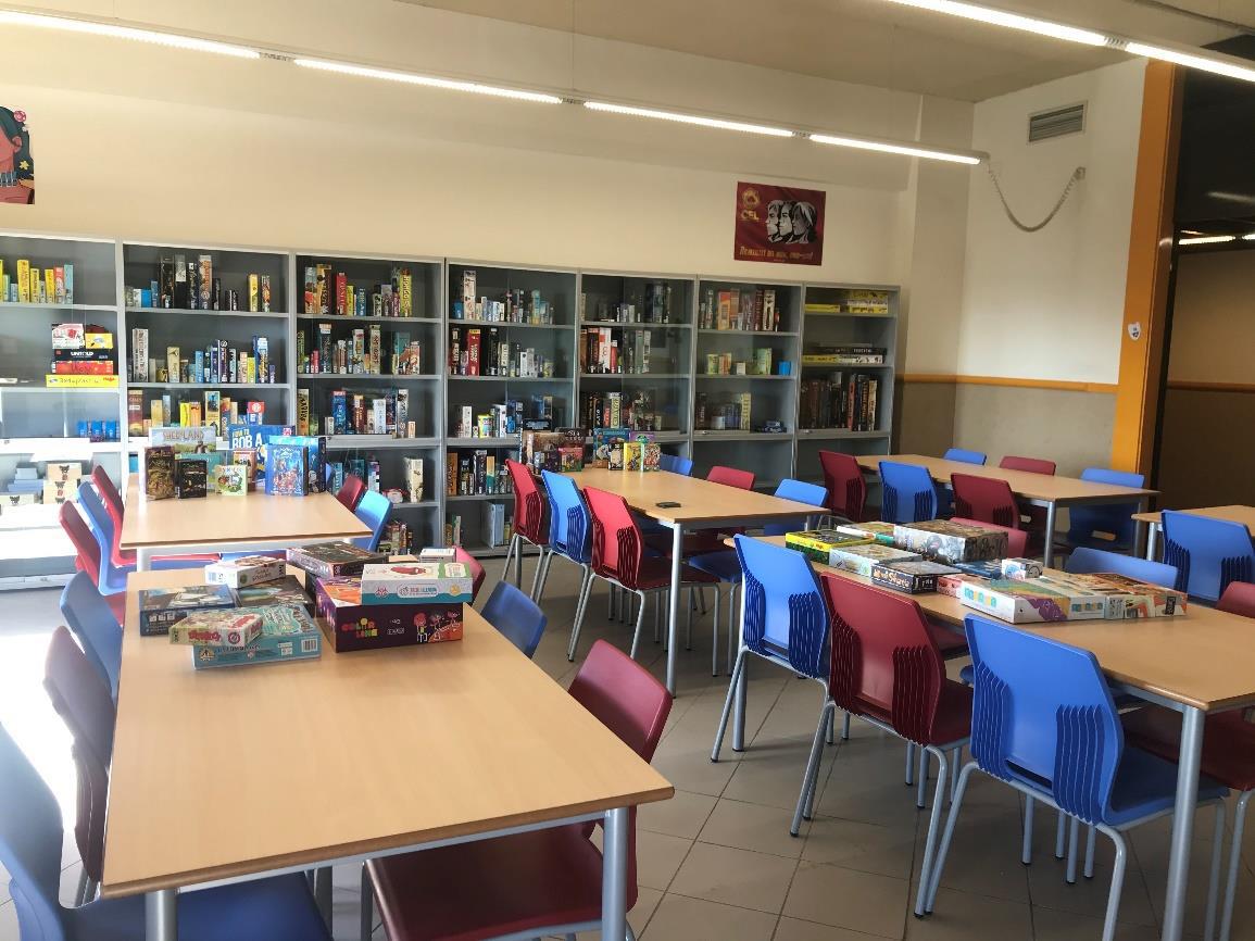 CCBiblio's tweet image. Hoy en #DomingosdeBibliotecas destacamos la iniciativa de ‘Aula de Jocs’ de la Universitat de Barcelona, que se ha convertido en un referente en el campo de los juegos de mesa y #gamificación en #bibliotecas
#BibliotecasUniversitarias 👇
ub.edu/portal/web/edu…