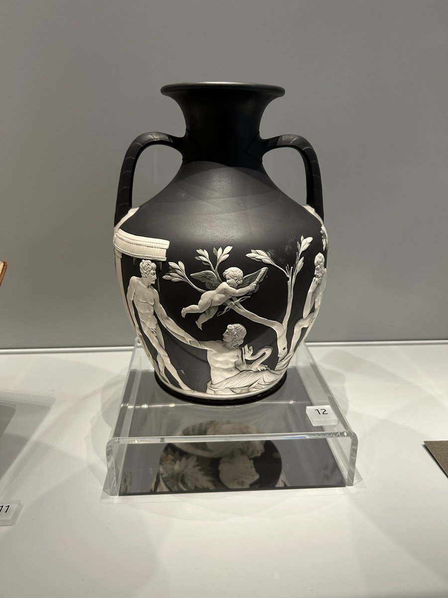 AnnetteRubery's tweet image. First edition copy of the Portland Vase, owned by Wedgwood (c. 1790-93). And some Wedgwood cameos (including ones of David Garrick and Sarah Siddons).