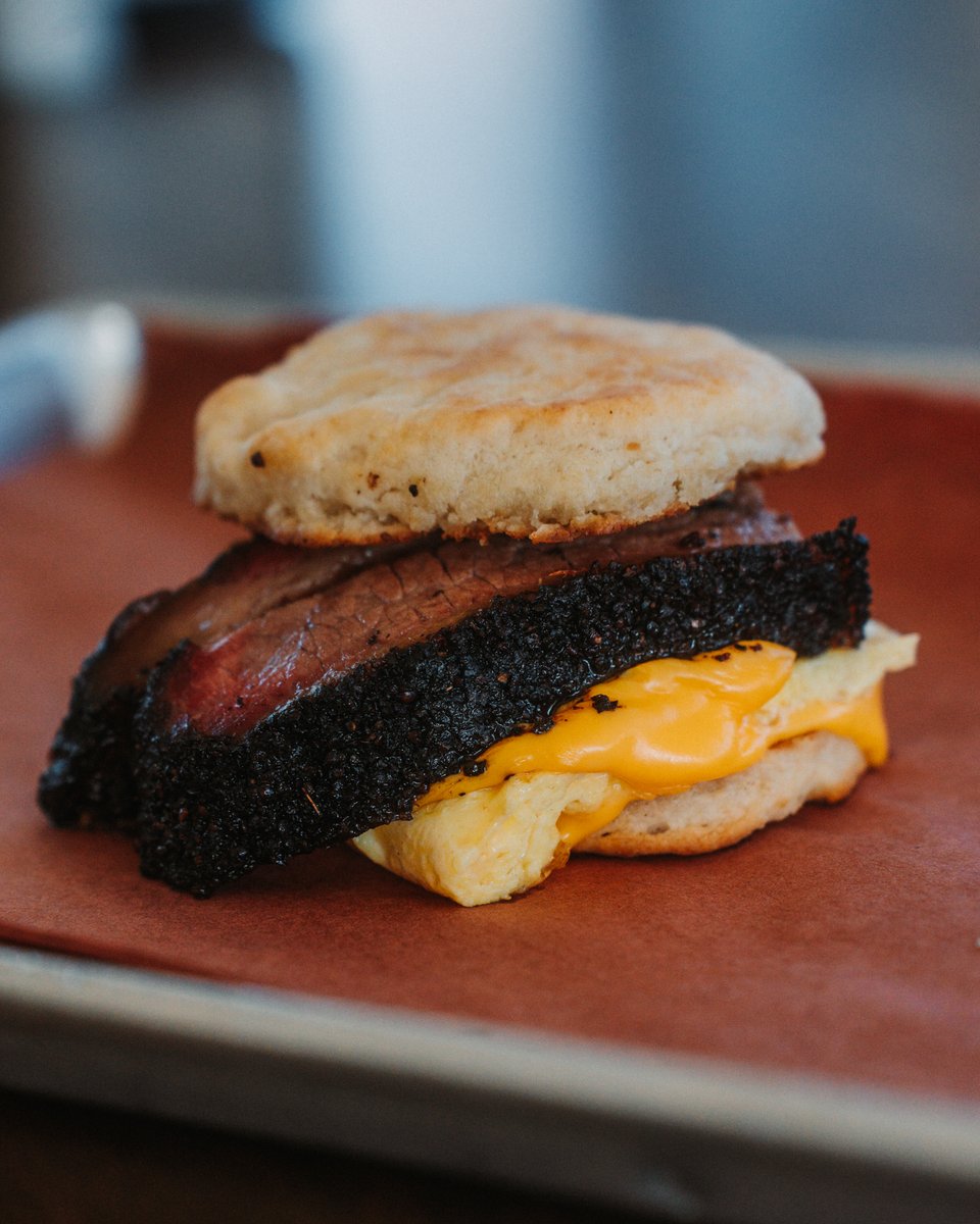 HurtadoBBQ's tweet image. Brisket Biscuit. 🍳
Say it three times fast, then come get one. We’ve got your breakfast covered every day from 7–11 AM only at our Fort Worth location!