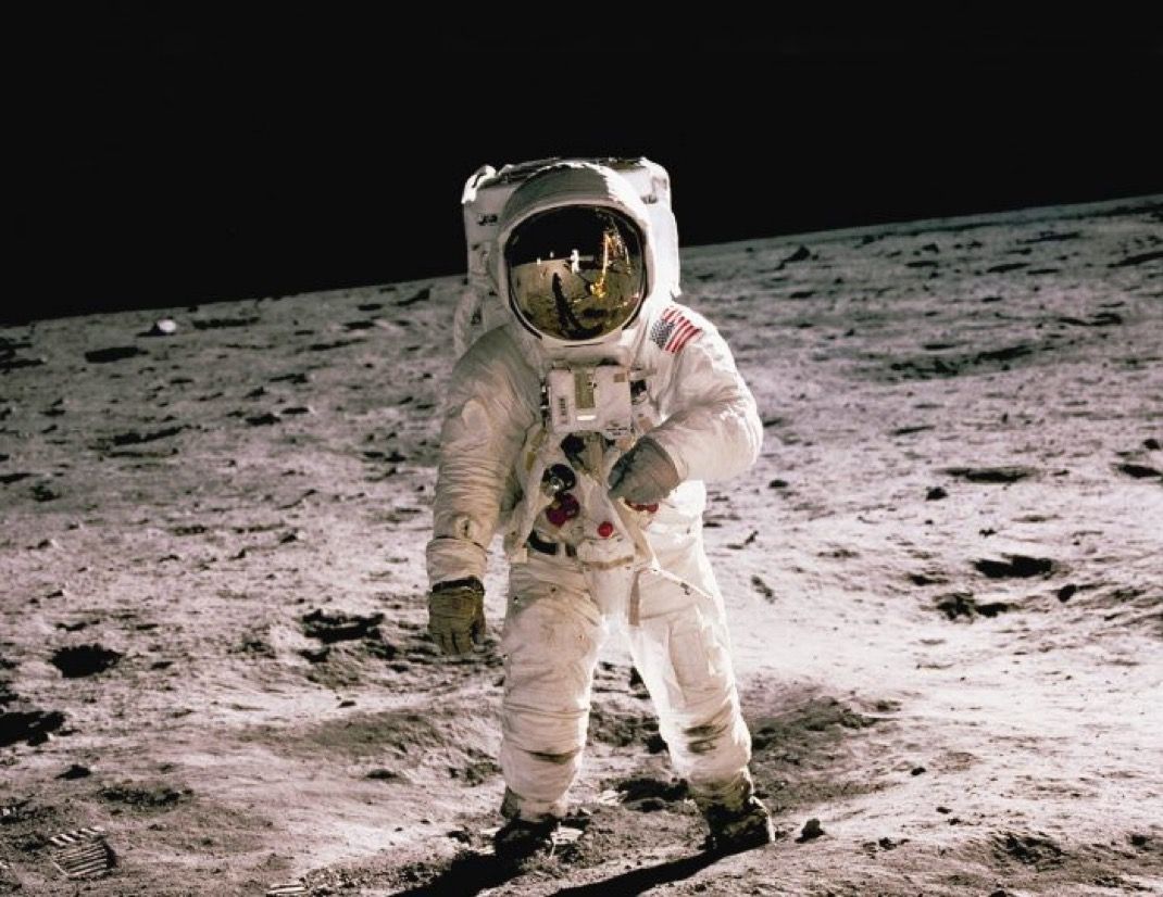 On July 20, 1969, humans landed on the Moon. 
It is often portrayed as just an American story but the truth is, Canada played a huge role in the Moon Landing and contributed heavily to the success of the Apollo program.
Let’s learn more about Canada’s often ignored part!

🧵 1/7